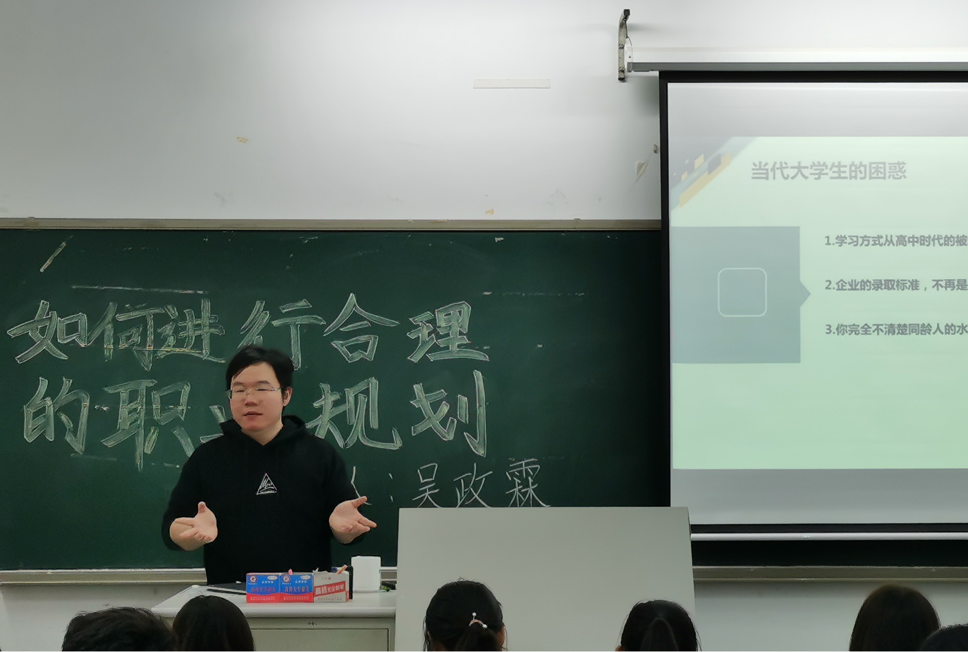 最后,吴政霖鼓励同学们利用大学时光不断提升自己的